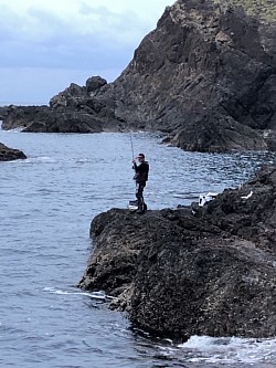 何か魚を掛けてますね！！何でしょうか？釣り上げるまでは分からないですね！！