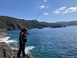 ここでは、終始釣れ続けました！！　下には良型も！！